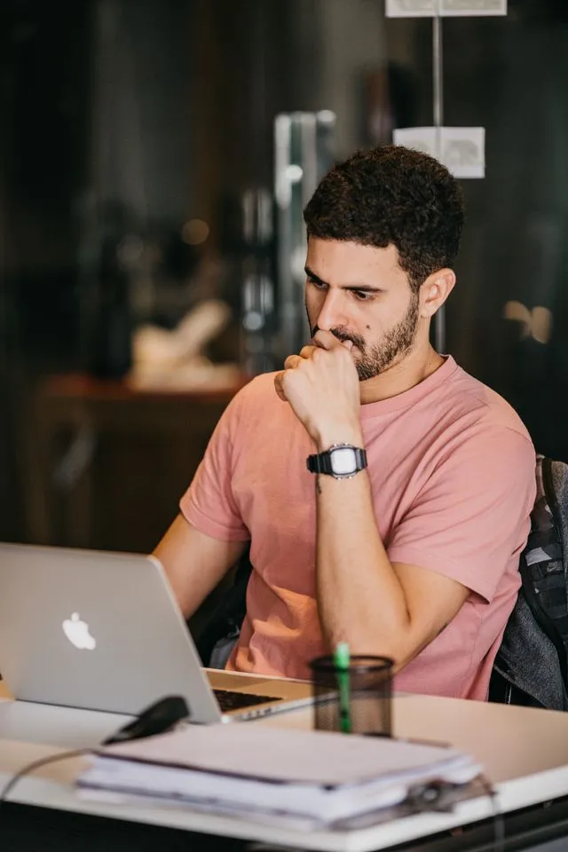 Blogger checking domain authority on laptop